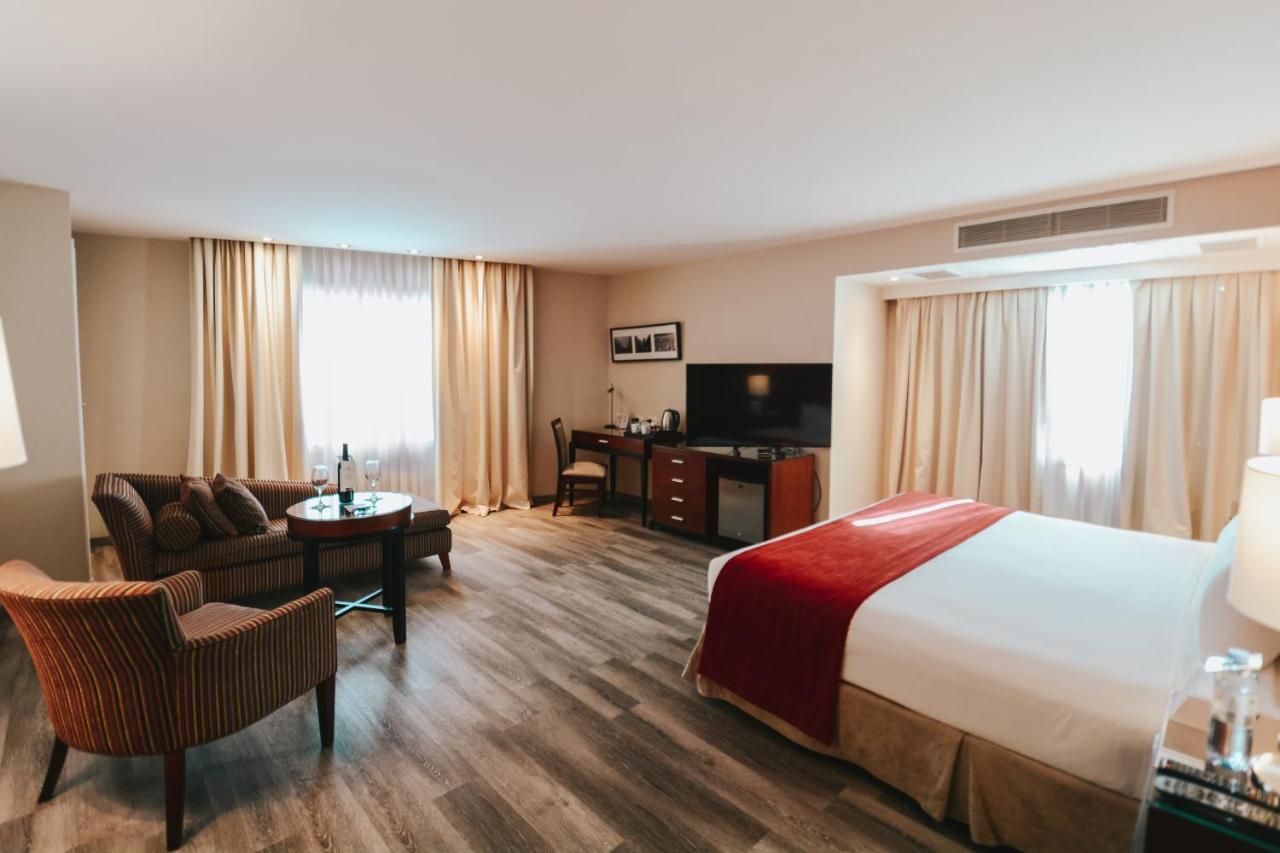 Corner Double Room Mountain View