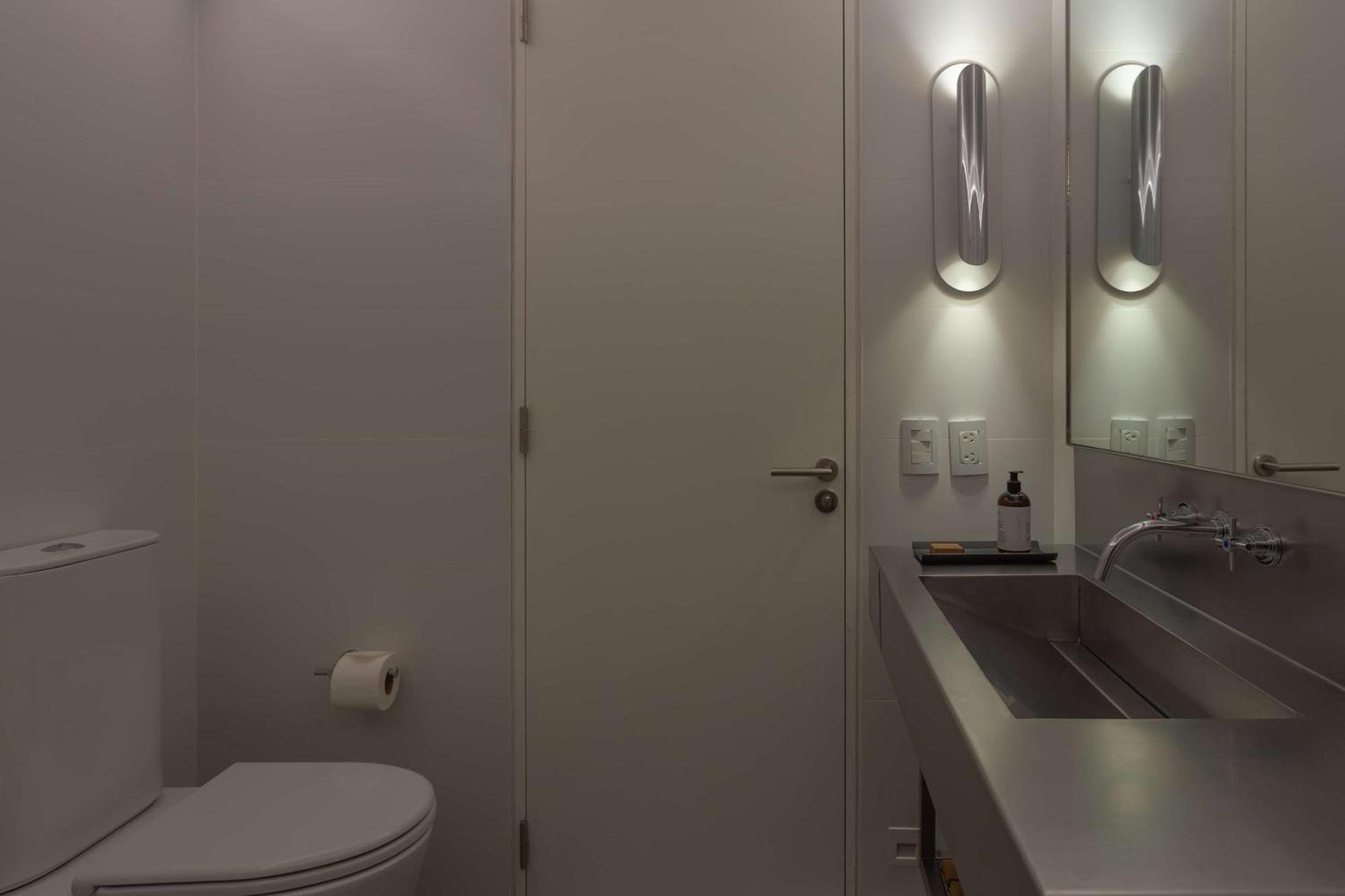 Habitación con cama extragrande.