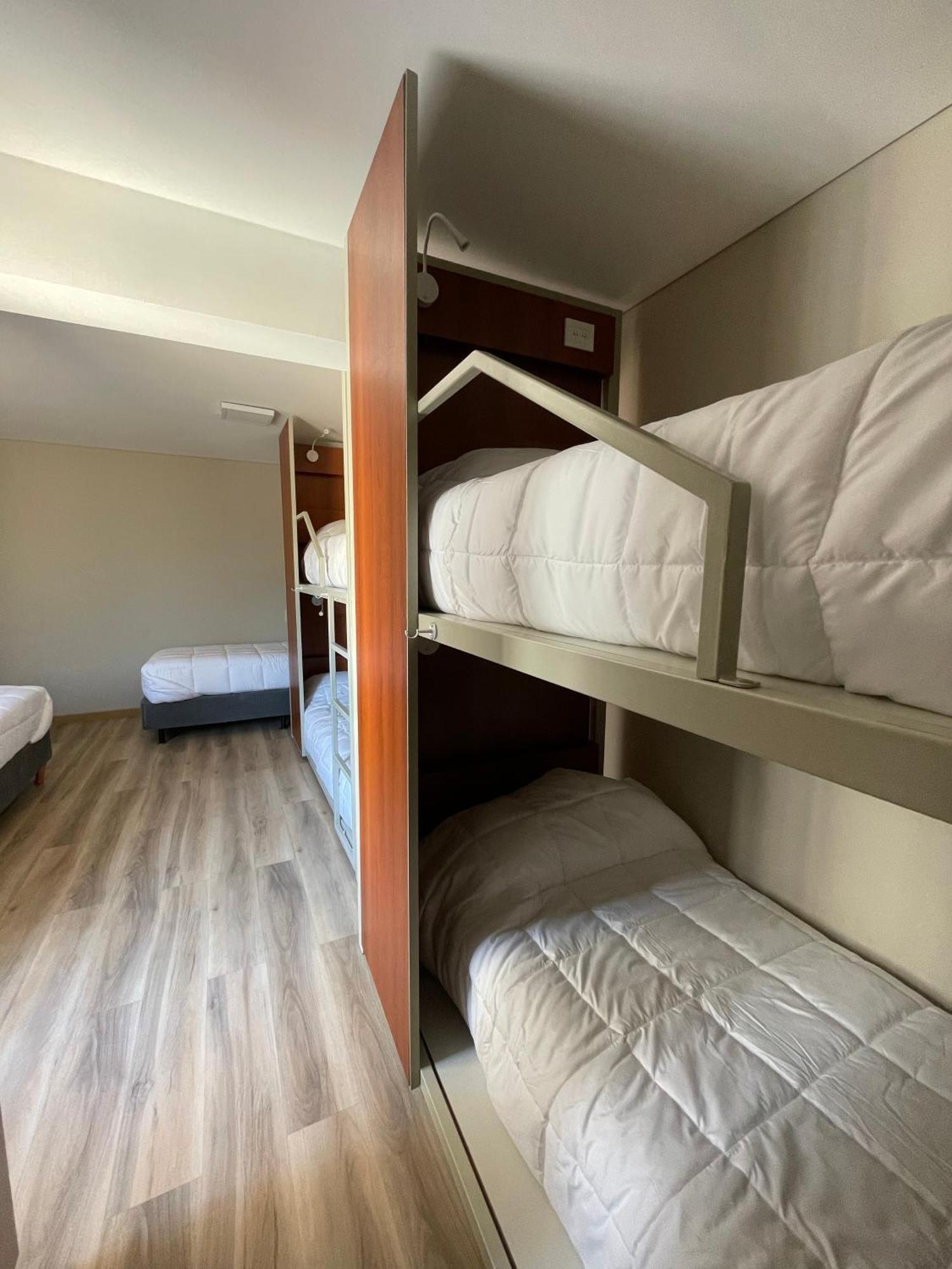 Cama en habitación compartida con 4 camas