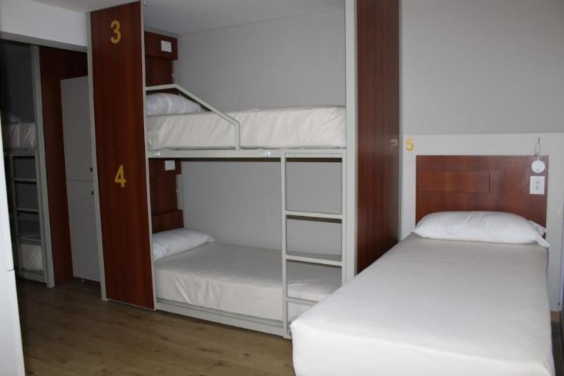 Habitación Compartida para hombres con 6 camas