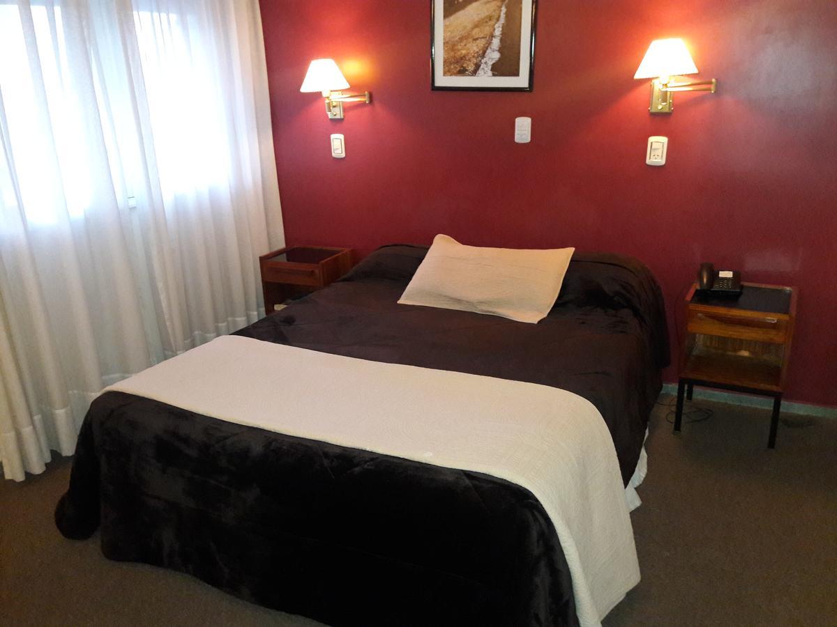 Habitación con cama grande